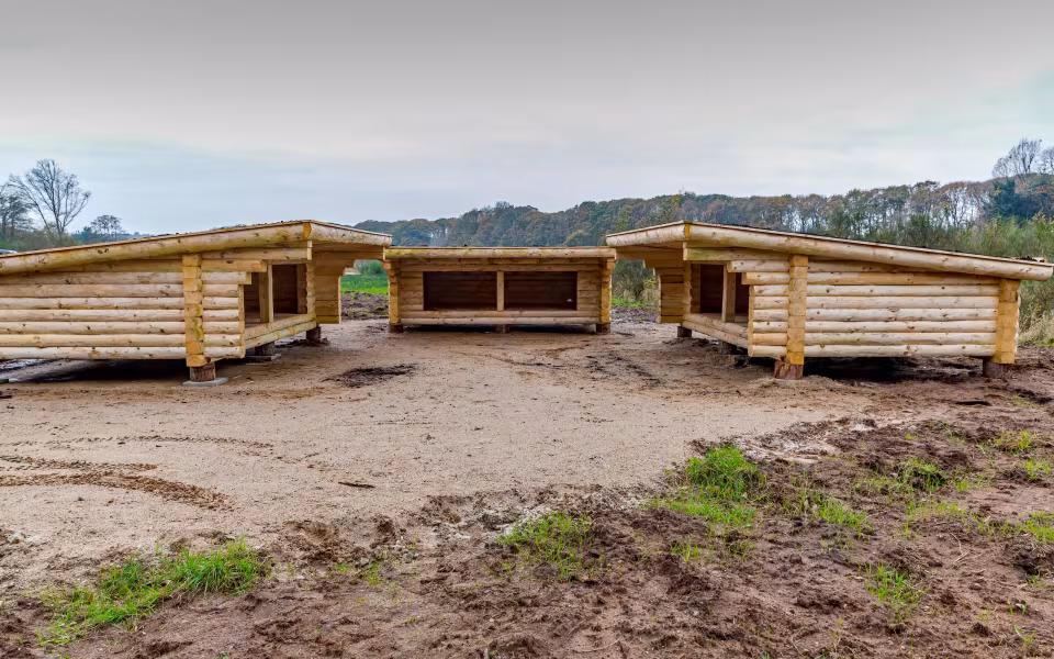 Sidste hånd er lagt på de fem shelters på stemmeværkspladsen