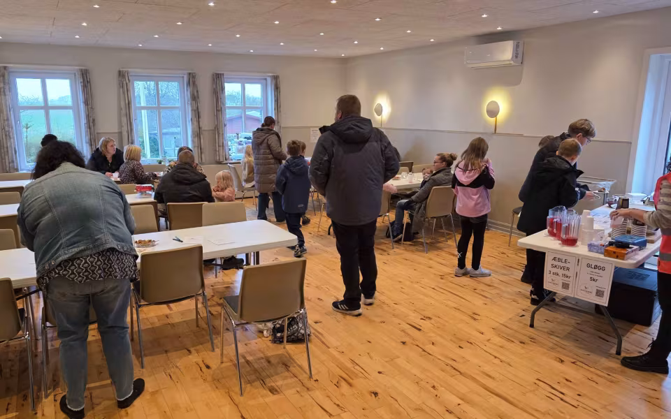 Julestue og loppemarked i Lindbjerg Forsamlingshus – en hjertevarm succes!