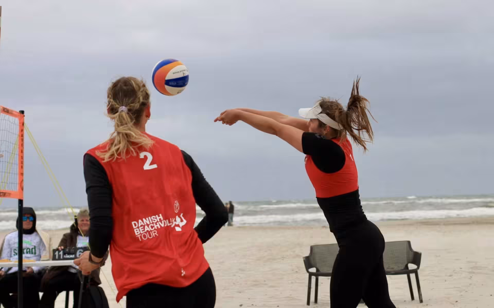 Vestenvinden udfordrer beachvolley-eliten