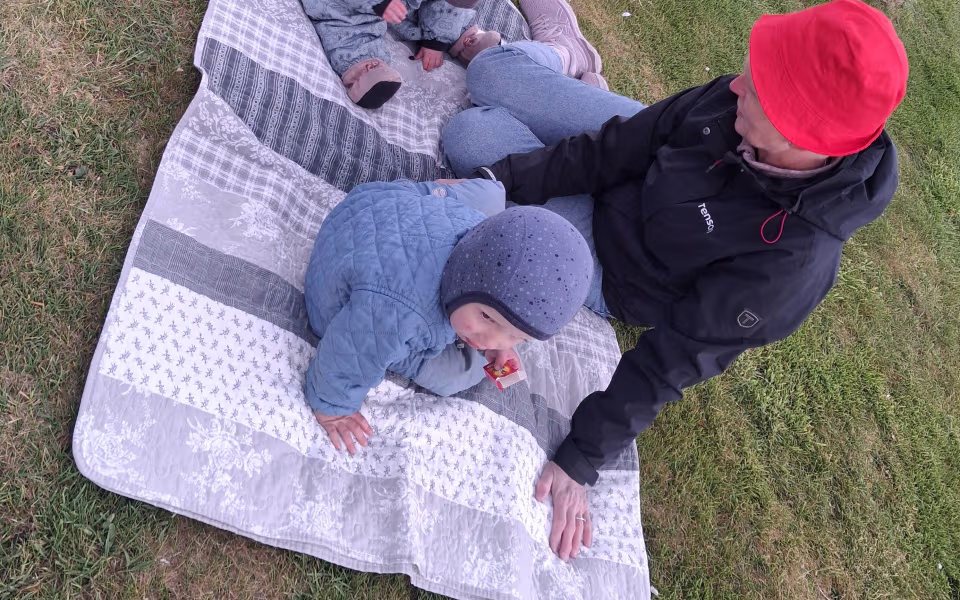 Børnene fra dagplejen spredte glæde og satte røde hjerter op rundt i Ansager for at markere Dagplejens Dag