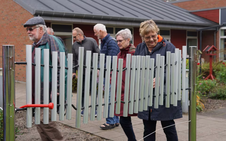 Deltagerne samlede indtryk fra de to sansehaver i henholdsvis Filskov og Hjerting. Ole Andreasen, som fortæller om turen, står længst til venstre på fotoet. Fotoet er taget lige før turen gik hjem igen.