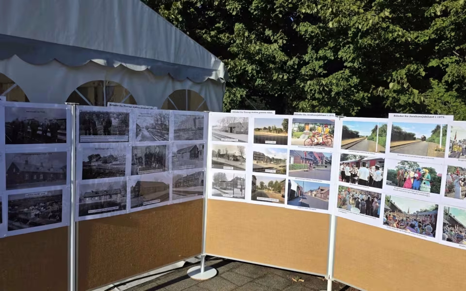 Tistrup Station forvandlet til et festligt samlingspunkt i anledning af den vestjyske længdebane 150-års jubilæum.