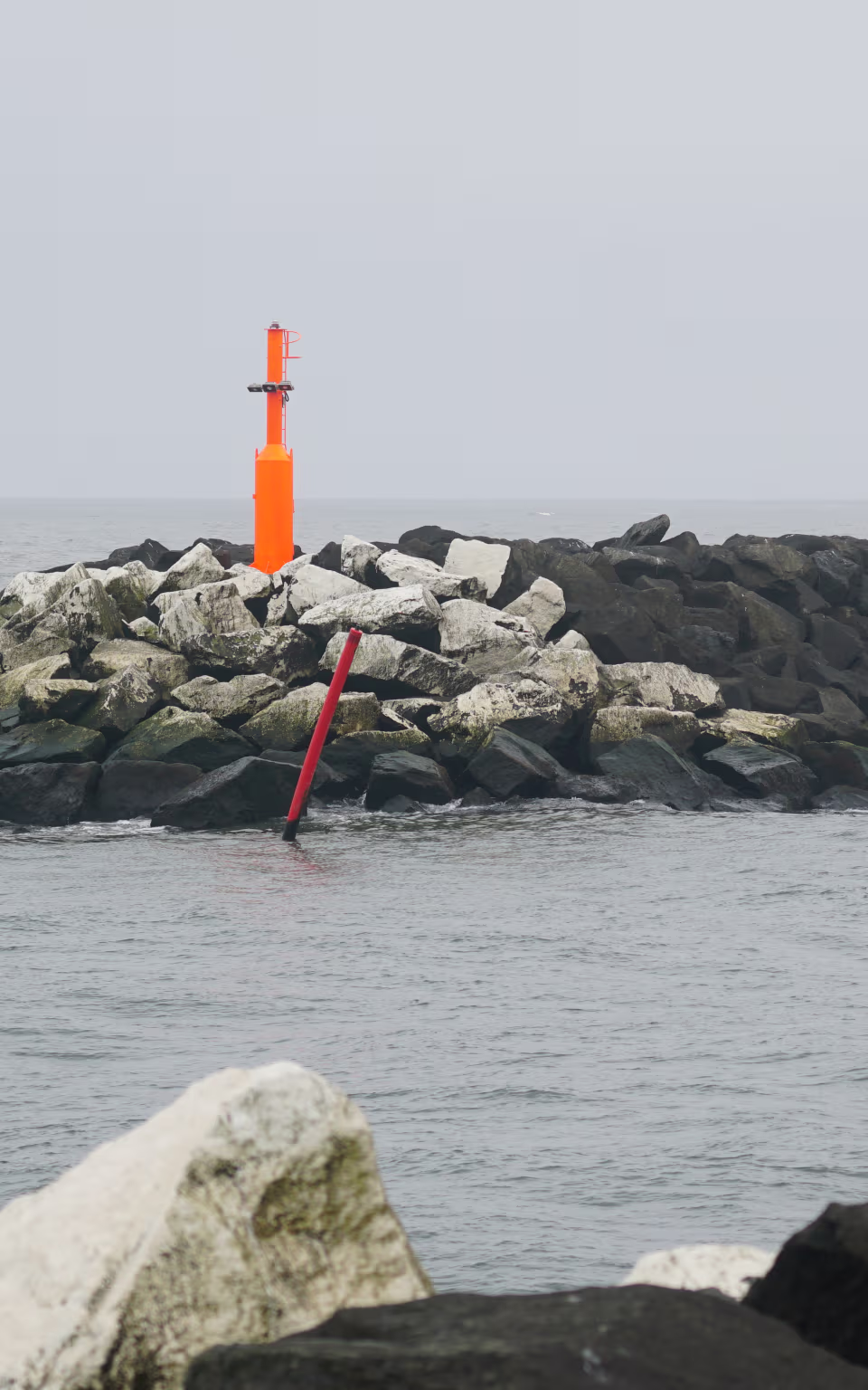 Grønt fyrtårn og orange sømærke ved Hvide Sande Sydmole