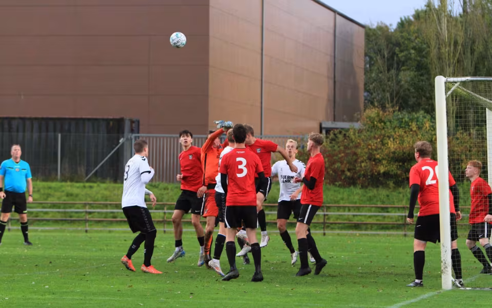 Varde redder point i overtiden