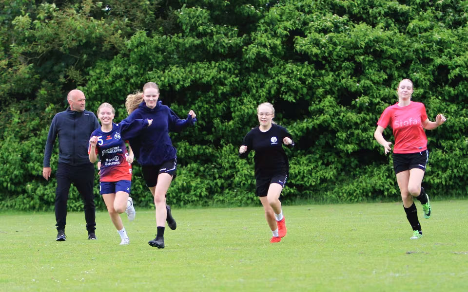 Blåbjerg U-15 pigerne stormer frem