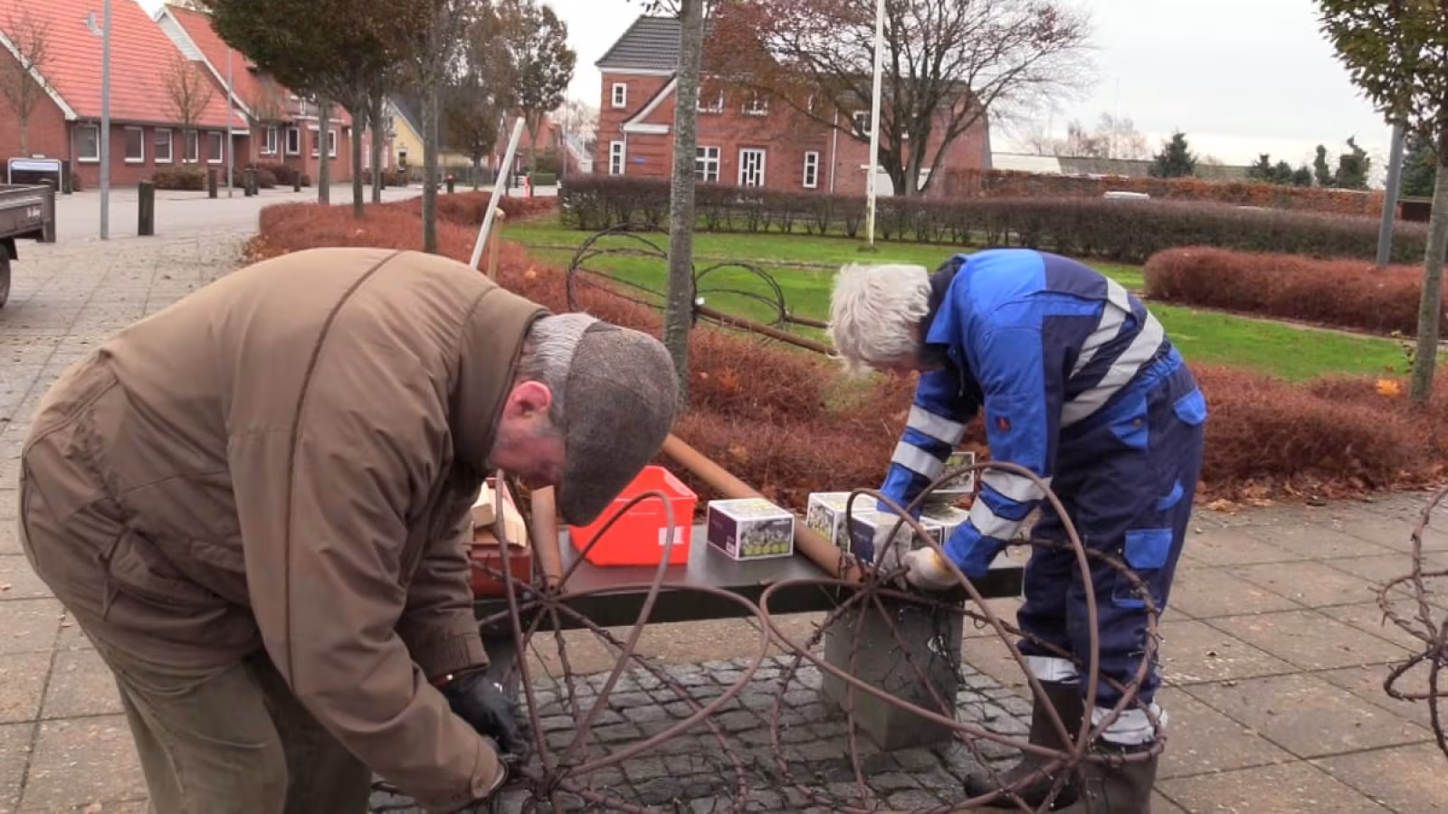 Juletræ og julebelysning på plads på torvet.