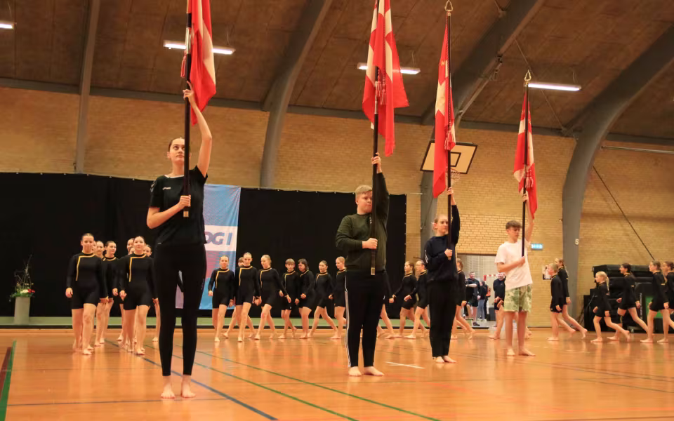 Farverig opvisning lyser Sportspark op