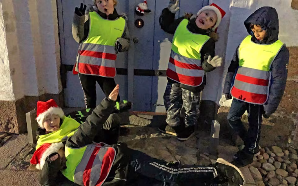 Billeder af fjollerier fra de 8 hold, der mandag eftermiddag var rundt i byen