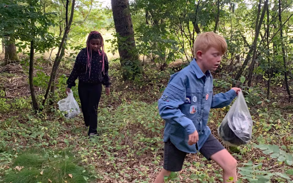 FDFs mandagshold har taget naturmærket, ved at samle skrald og dermed gøre en god gerning for naturen