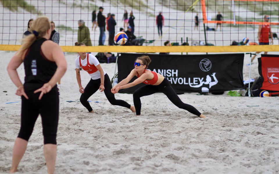 Vestenvinden udfordrer beachvolley-eliten