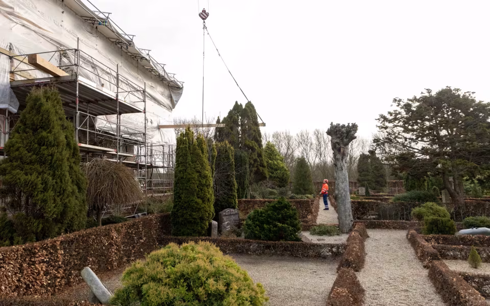 Kranarbejde ved Kvong Kirke mv