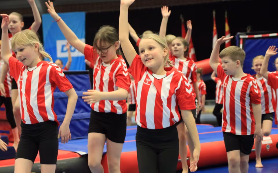 Salto Kids charmerer ved Helleopvisning