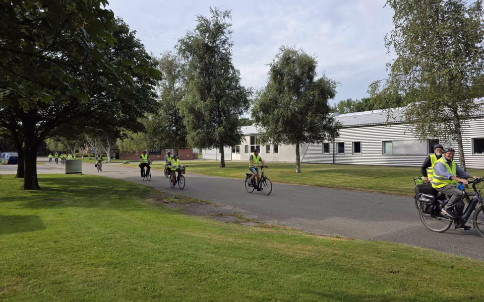 Tistrup Cykler Sammen på smagfuldt besøg hos Mums Kager i Skovlund