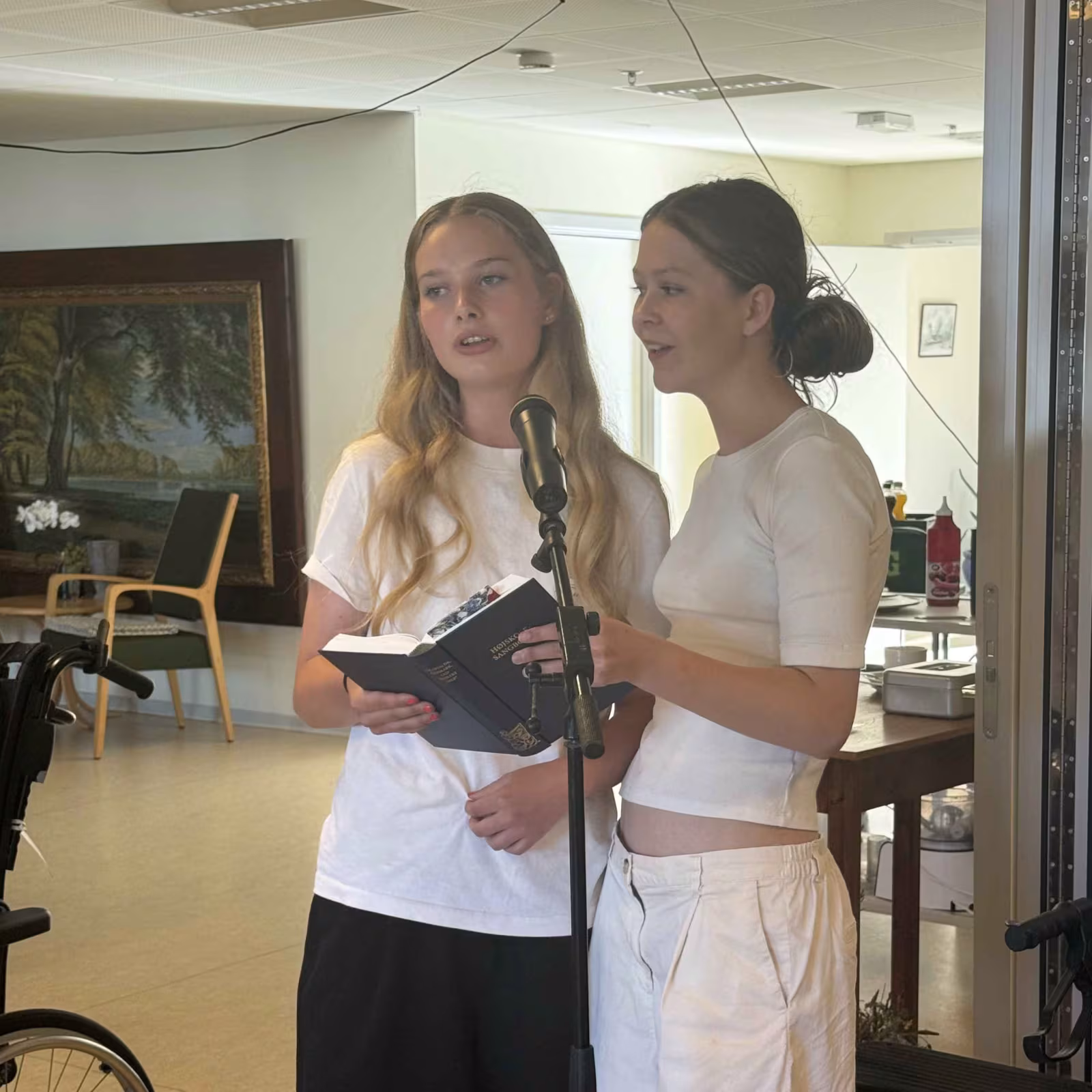 Nelly og Mynte synger Lyse nætter på Møllegårdens