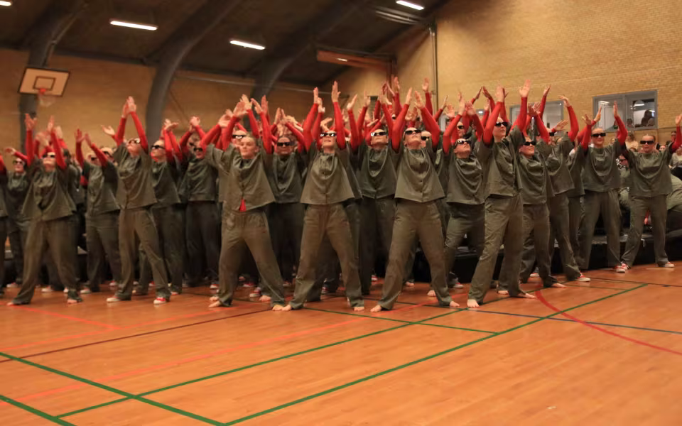 Farverig opvisning lyser Sportspark op