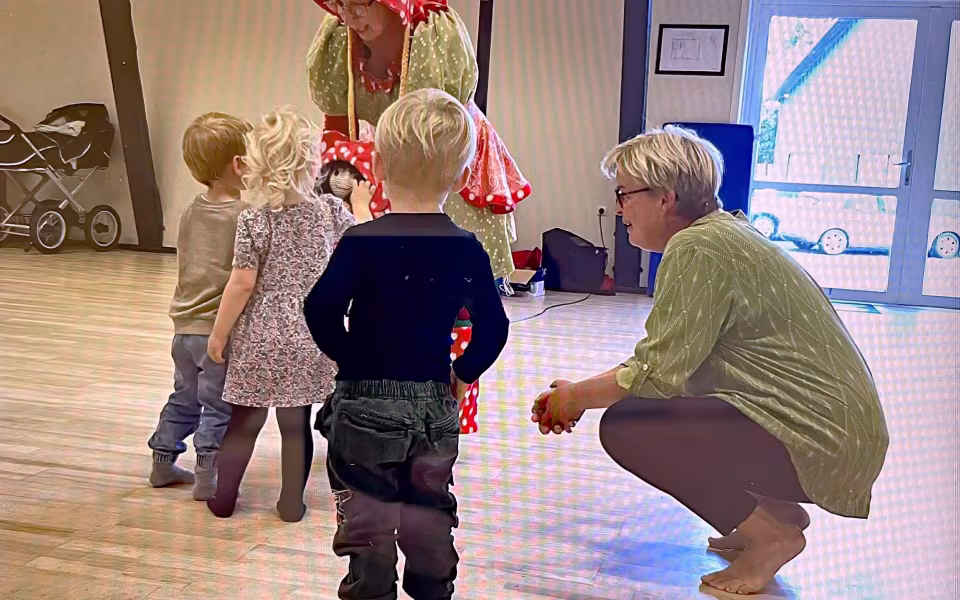 UllaBulla og dukken Bullabaj tryllebandt børnene med sang, dans og sjove påfund i dagplejens legestue