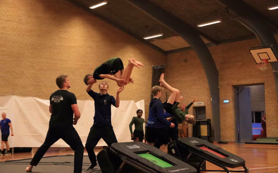 Farverig opvisning lyser Sportspark op