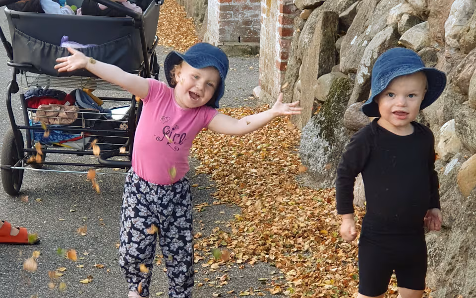 Børn fra Ansager dagpleje skaber et efterårsregn af birkeblade fra kirketræerne. Smil, latter og bare tæer dominerer i sanse-haven på denne dejlige sensommerdag