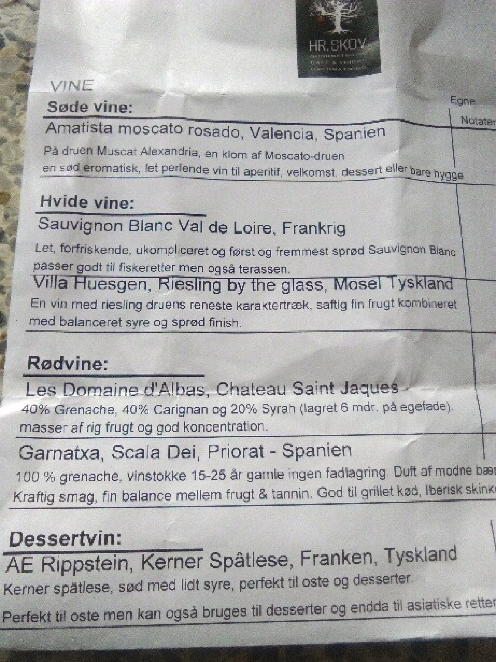 Se billederne fra en spændende aften med vinsmagning i forsamlingshuset