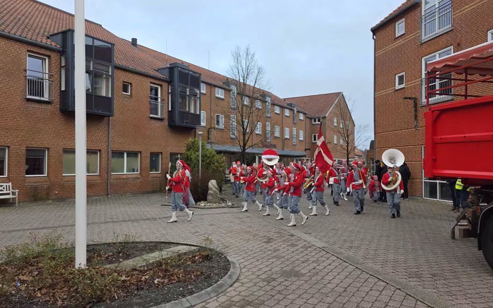 Stor opbakning til juleoptog og Gaveregn i Ølgod, se de mange billeder