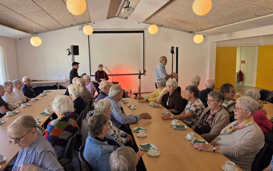 Hyldest til John Mogensen og Bjarne Liller samlede 60 deltagere i Ølgod Hallen