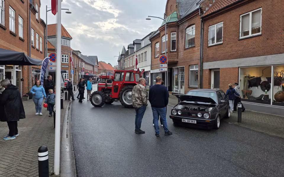 Regnen stoppede ikke sensommerens Late Night i Ølgod - Se billeder