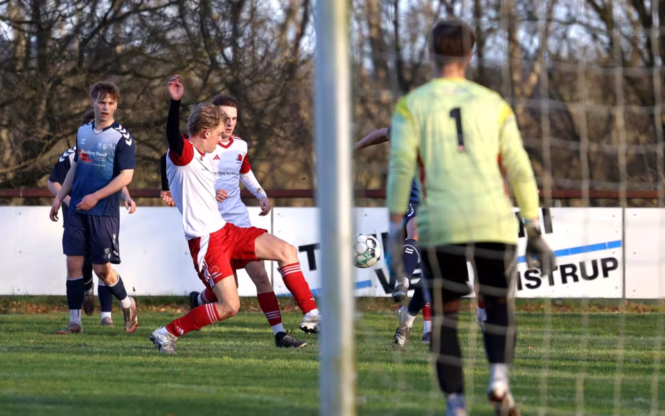 HTS U19 vinder 5-1 over SGI. Se de mange billeder.
