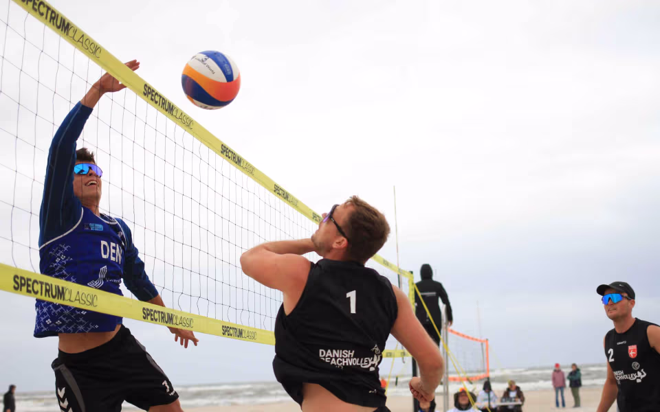 Vestenvinden udfordrer beachvolley-eliten