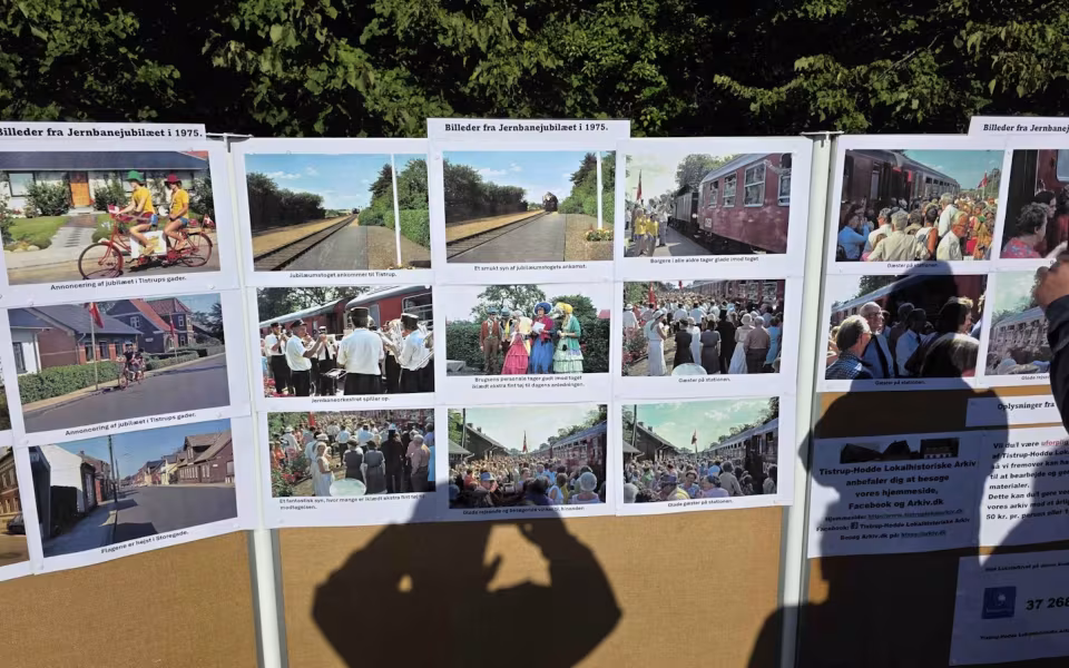 Tistrup Station forvandlet til et festligt samlingspunkt i anledning af den vestjyske længdebane 150-års jubilæum.