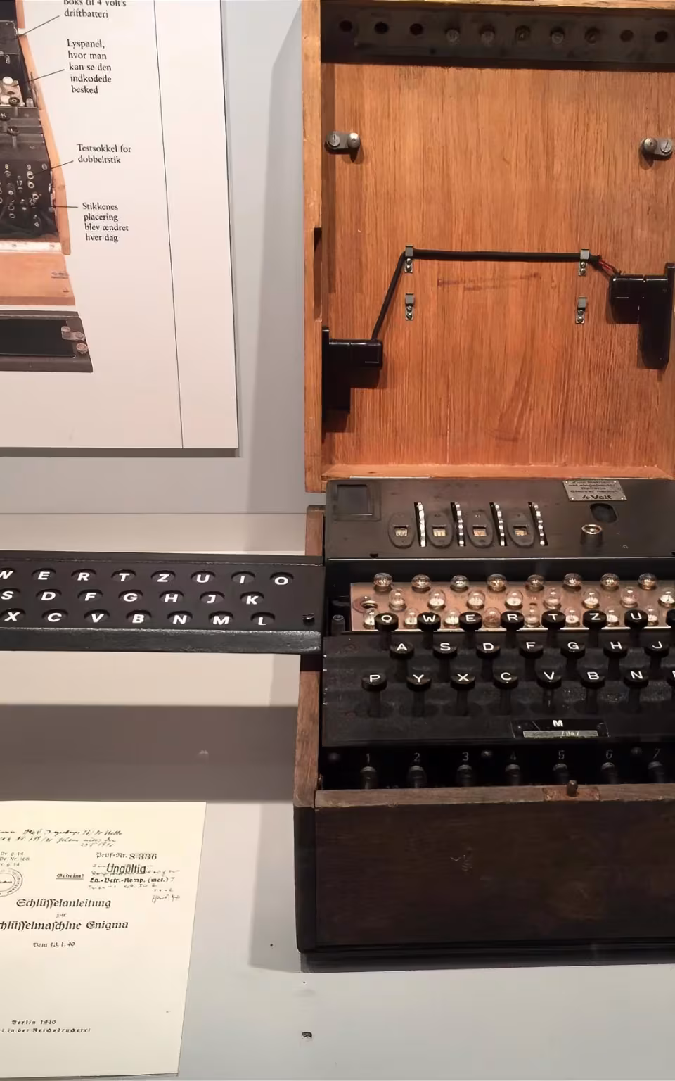 Enigma-krypteringsmaskine udstillet i montre ved Museumsbunkerne i Skanderborg