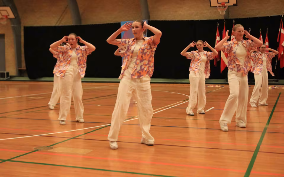 Farverig opvisning lyser Sportspark op