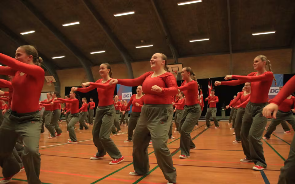 Farverig opvisning lyser Sportspark op