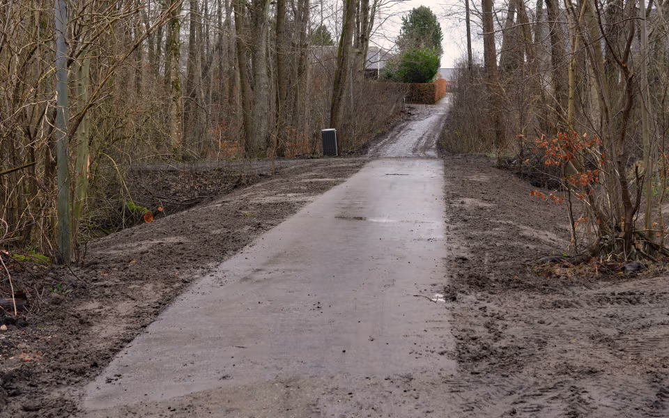Broen ved Ansager Søpark er nu brugbar igen, og stien hen til den er blevet asfalteret. Broen over Ansager Å ved Stemmeværkspladsen er derimod forsinket til mindst slutningen af første kvartal 2025
