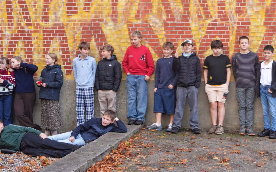 Gamle jeans danser videre på en gavl i Ansager