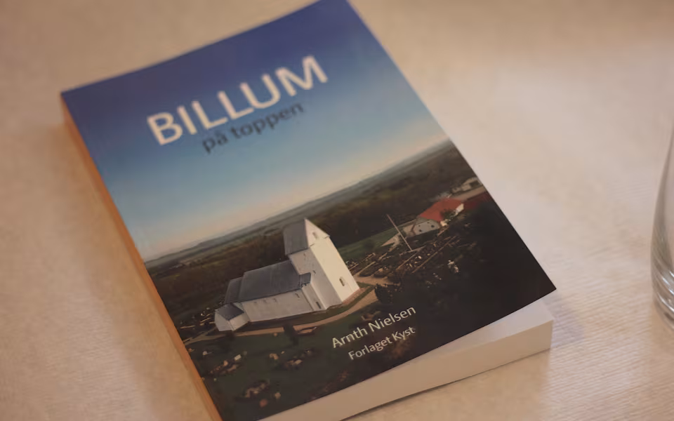 Ny bog om Billum samlede 100 mand i forsamlingshuset