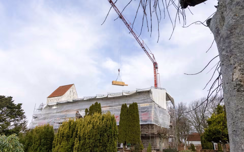 Kranarbejde ved Kvong Kirke mv