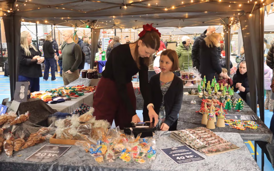 Julemarked samlede Billum i hallen