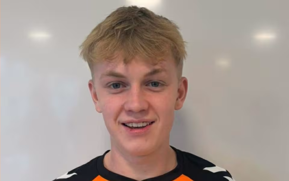 Fodbold serie 2. Topopgør mellem nr. 1 og nr. 2 – og Helle FC viste klassen!  Se klip fra første halvleg.