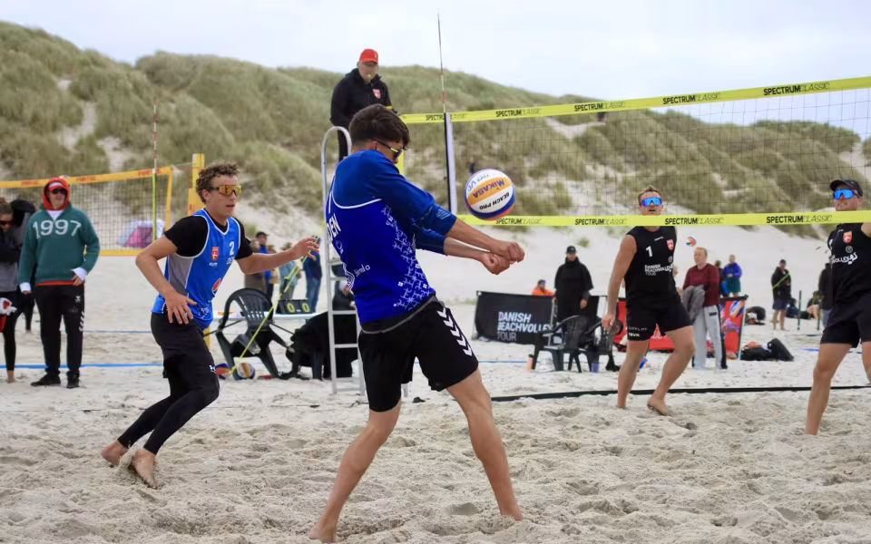 Vestenvinden udfordrer beachvolley-eliten