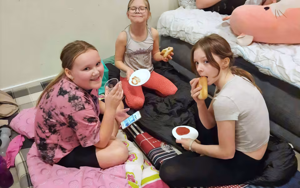 Holdet af Mini og Mega Mix gymnaster samlet, afspejler fællesskabets styrke. Sammen har de delt oplevelser, udfordringer og succeser, hvilket har styrket deres samhørighed og teamånd