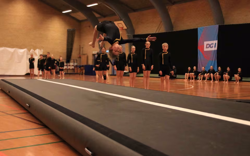 Farverig opvisning lyser Sportspark op