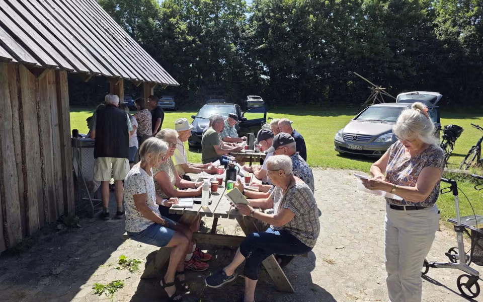 Fortiden spirede i bålhytten