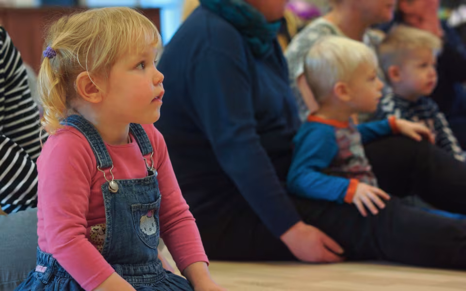 Musikalsk ballonmand besøger dagplejen