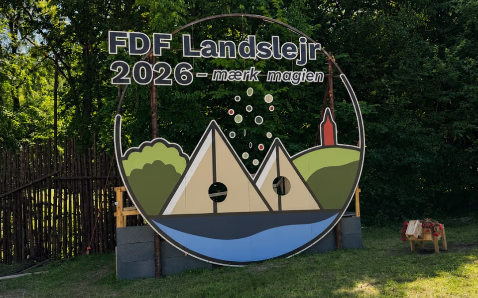 FDF Ansager er på vej gennem skoven på Sletten ved Silkeborg, hvor landslejrens eventyr er begyndt.