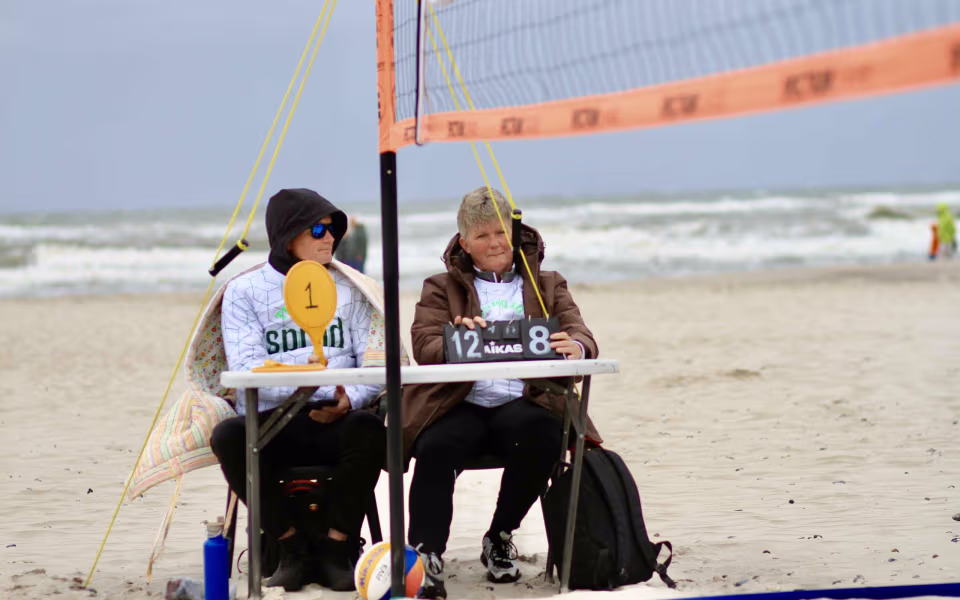 Vestenvinden udfordrer beachvolley-eliten