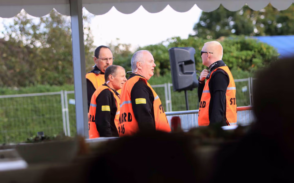 Fodboldfest på Oksbøl Stadion med glade fans og stor frivillig indsats