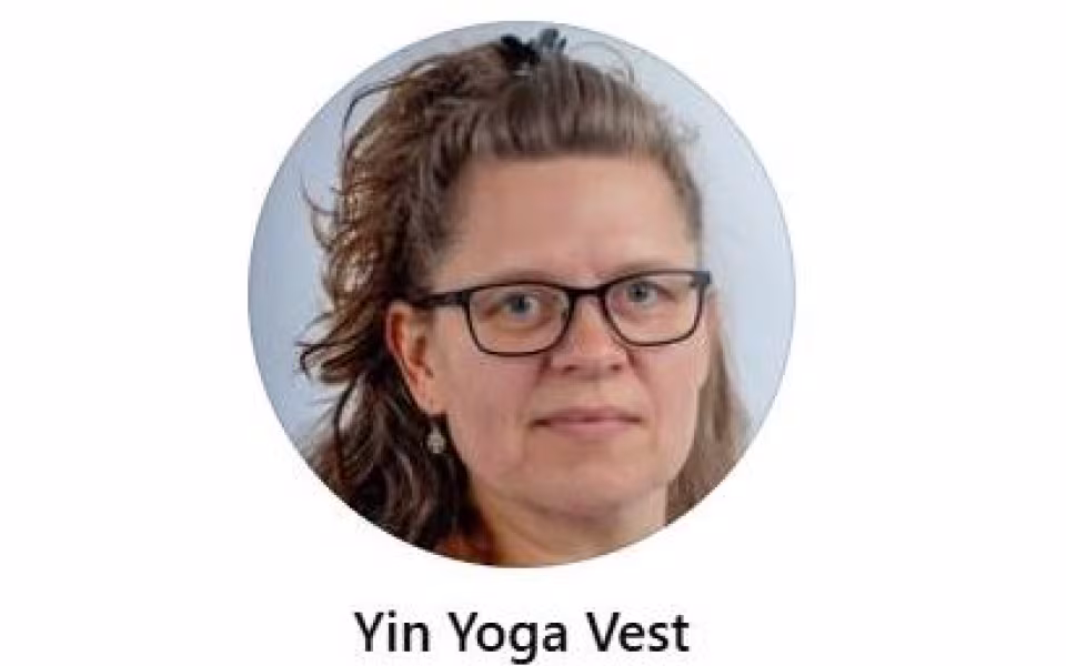 Yin yoga i Tistrup hallen. I mødelokalet.