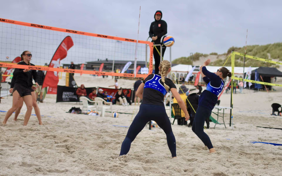 Vestenvinden udfordrer beachvolley-eliten