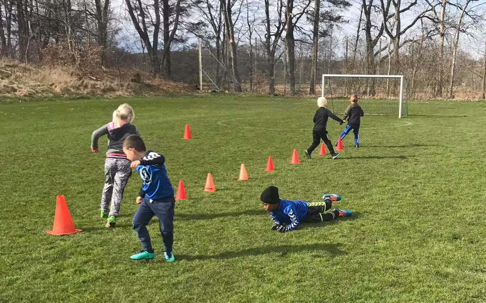 Leg med bold træner/leger hver onsdag fra 16.30-17.30