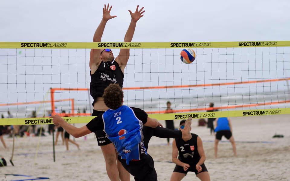 Vestenvinden udfordrer beachvolley-eliten